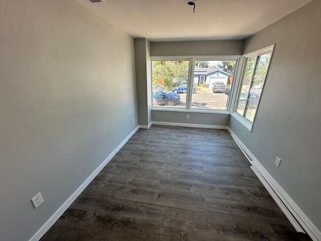 Foto del edificio - Fully renovated 4 bed 2 bath!