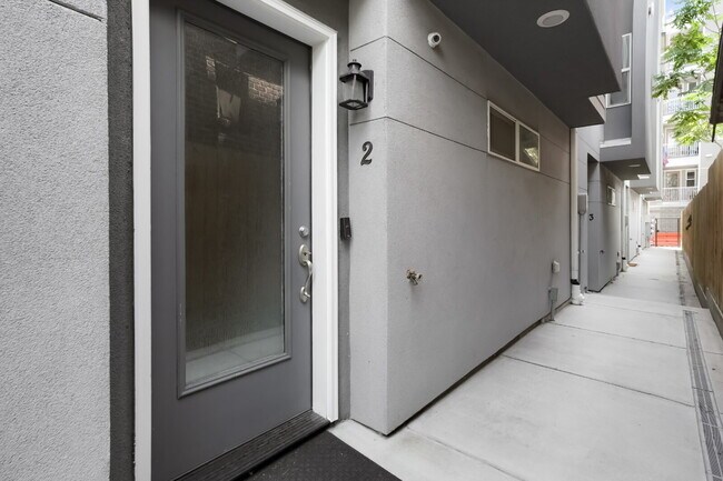 Building Photo - Live in Style, Stunning Townhome for Rent