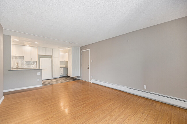 Building Photo - 1350 Golden Cir