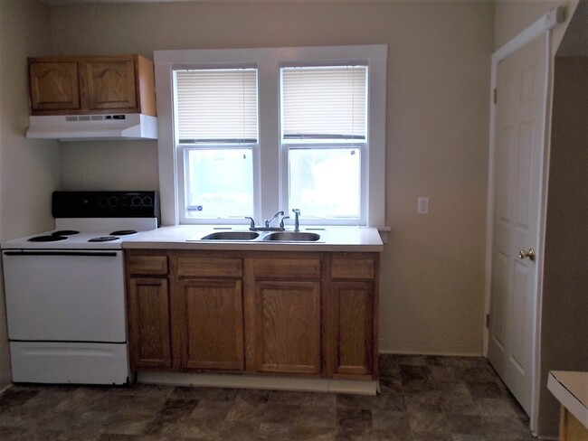 Foto del edificio - 3 Bedroom Home-  23Rd St Sw- Akron  Kenmor...