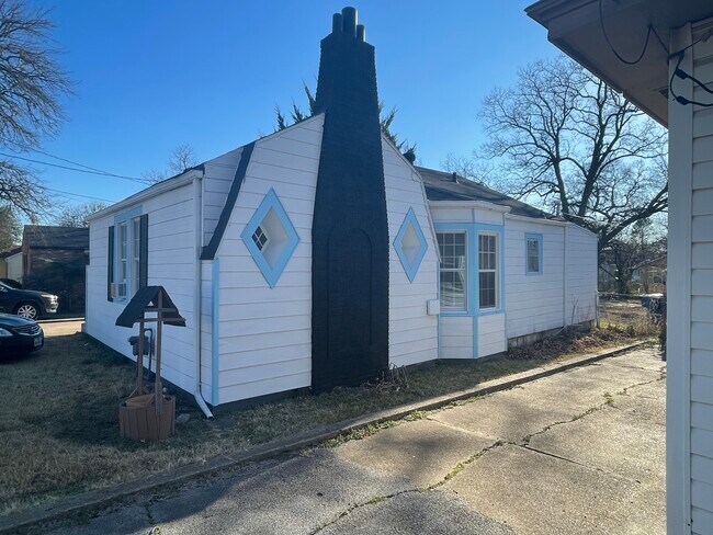 Building Photo - 212 N McKown Ave