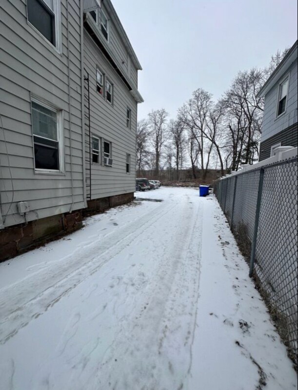 Foto del edificio - 296 Tolland St