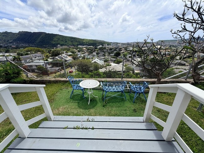 Building Photo - Remodeled studio residence with a panoramic view (Lower Manoa)