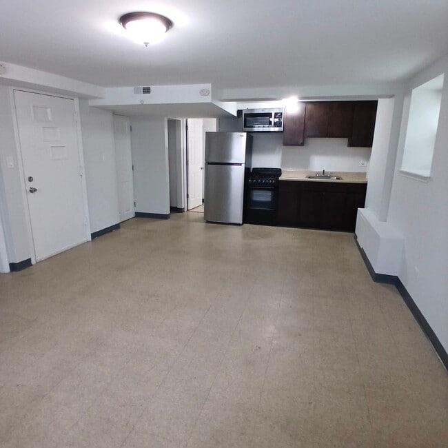 Building Photo - 4038 W Dickens Ave
