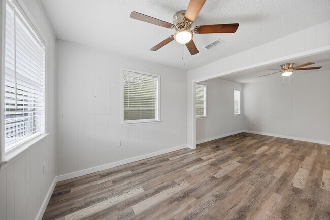 Foto del edificio - 9481 Lake Forest Cir
