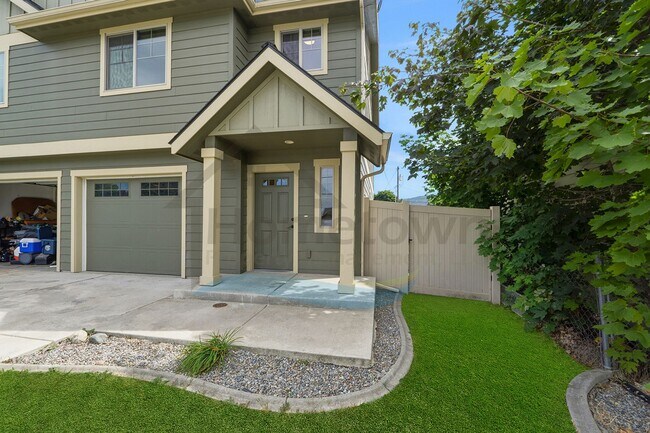 Foto del edificio - 3 Bedroom 3 Bathroom Home with Attached Garage Available in Post Falls!