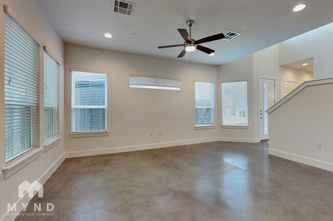 Building Photo - 8922 Menchaca Rd