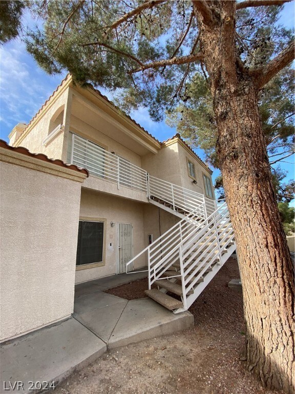 Building Photo - 1900 N Torrey Pines Dr