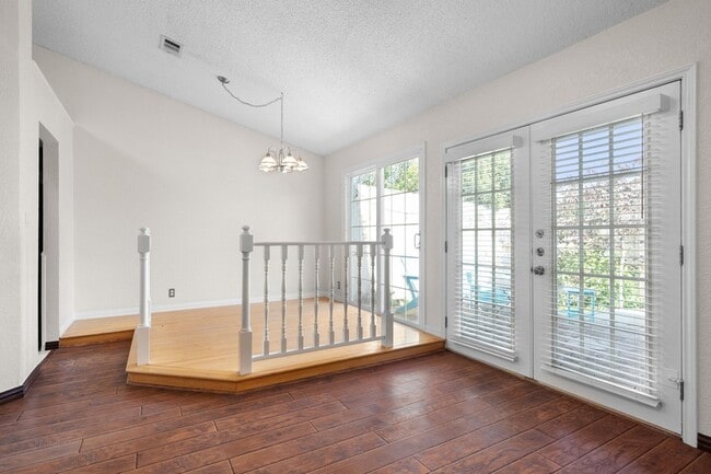 Foto del edificio - 1425 Thistlewood Ln