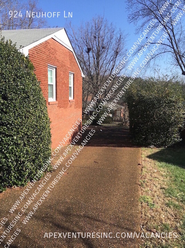 Photo - 924 Neuhoff Ln- House