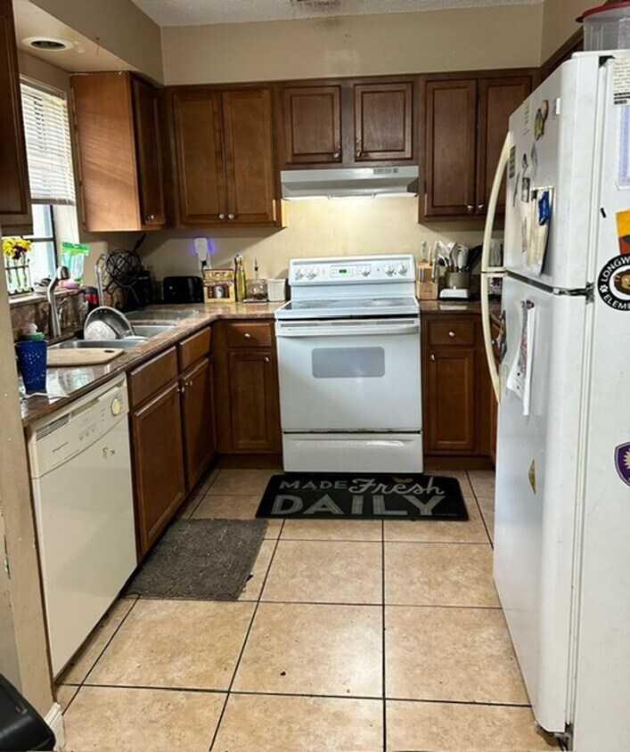 Building Photo - Three Bedroom Home, Walking Distance to Ne...
