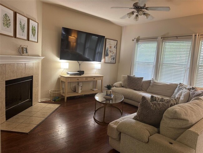 Foto del edificio - 2107 Charlotte Estates Dr