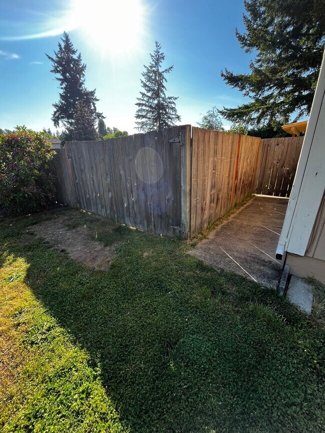 Foto del edificio - Quiet 3 bedroom, 1.5 bath and 1 car garage...