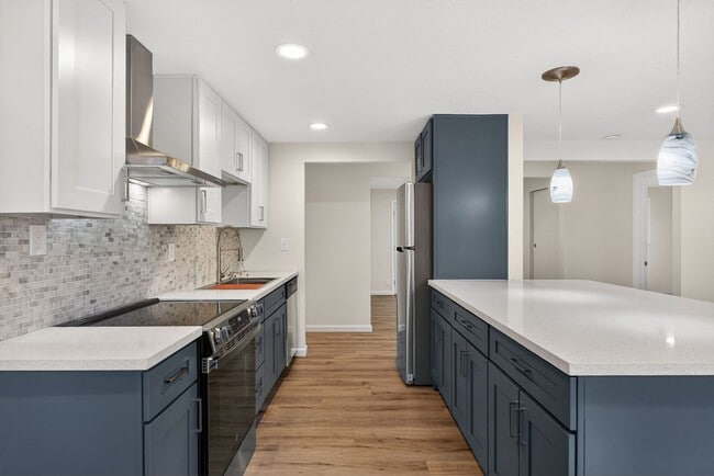 Building Photo - Updated 4BD Lake Oswego Home - Prime Location