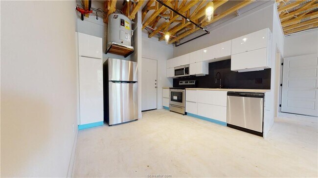 Building Photo - 305 W 27th St