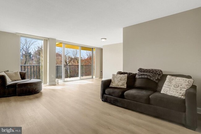 Building Photo - 4600 S Four Mile Run Dr