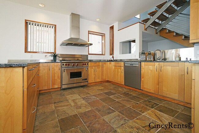 Building Photo - 1241 Martin Dr