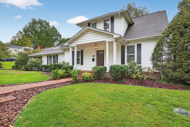 Foto del edificio - Charming 4BR / 3BA Historic Home with Big ...
