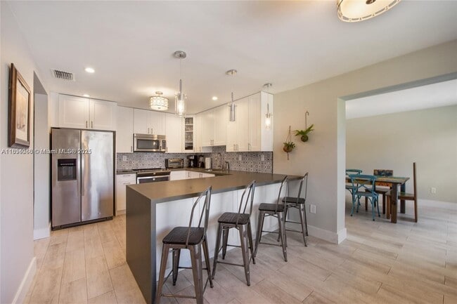 Building Photo - 6560 SW 26th St