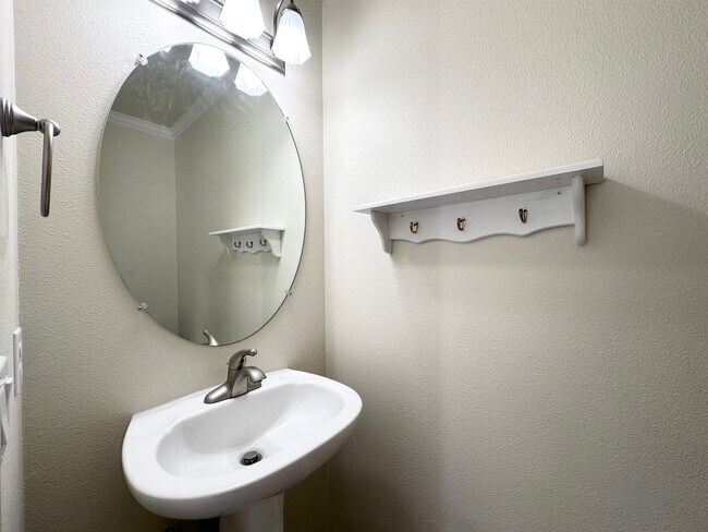 Foto del edificio - Spacious 3 Bed 2.5 Bath Duplex in Milwauki...