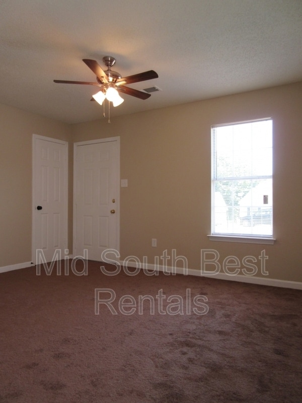 Building Photo - 2509 Redvers Ave