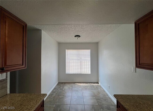 Foto del edificio - 4561 Carriage Park Dr