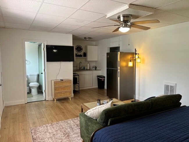 Building Photo - 1207 E River Dr