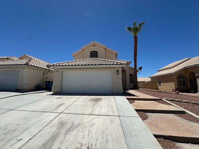 Building Photo - Pool and 4 bedrooms