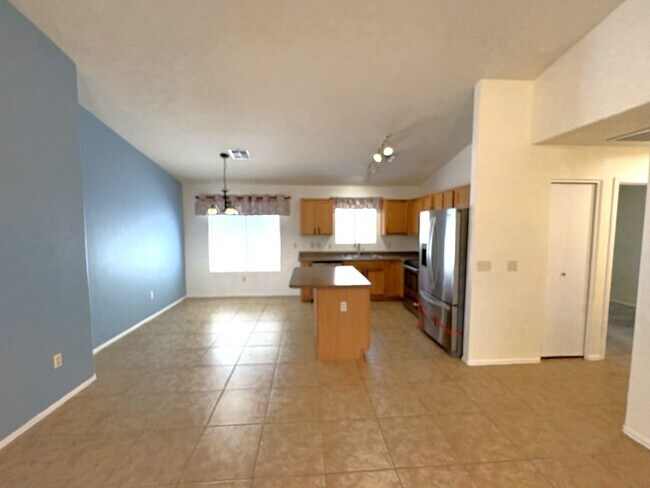 Foto del edificio - 4 bedroom two bath close to Cienega High S...