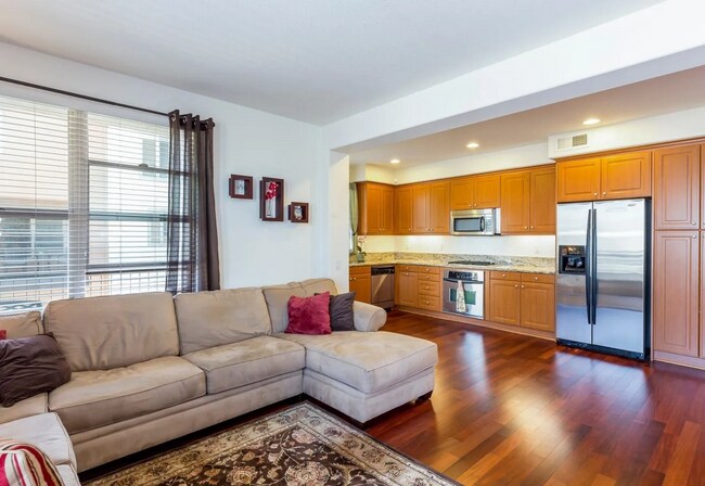 Foto del edificio - BRIGHT & PRIVATE, END CORNER UNIT, 2BR/2.5...