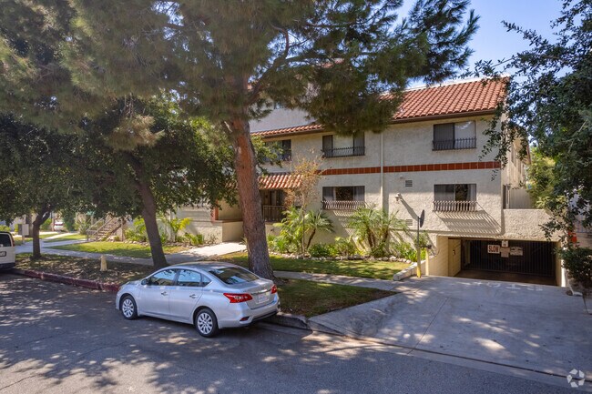 Foto del edificio - 1043 Thompson Ave