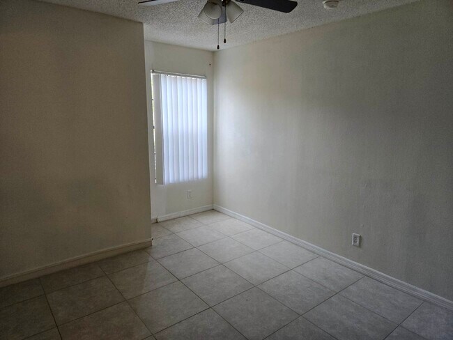 Foto del edificio - 345 Forestway Cir