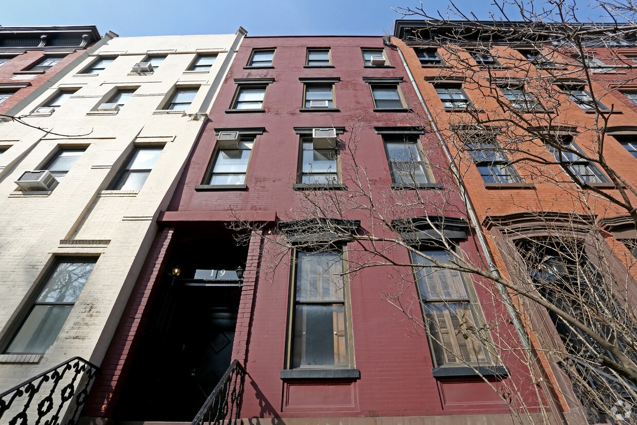 Building Photo - 19 Bank St