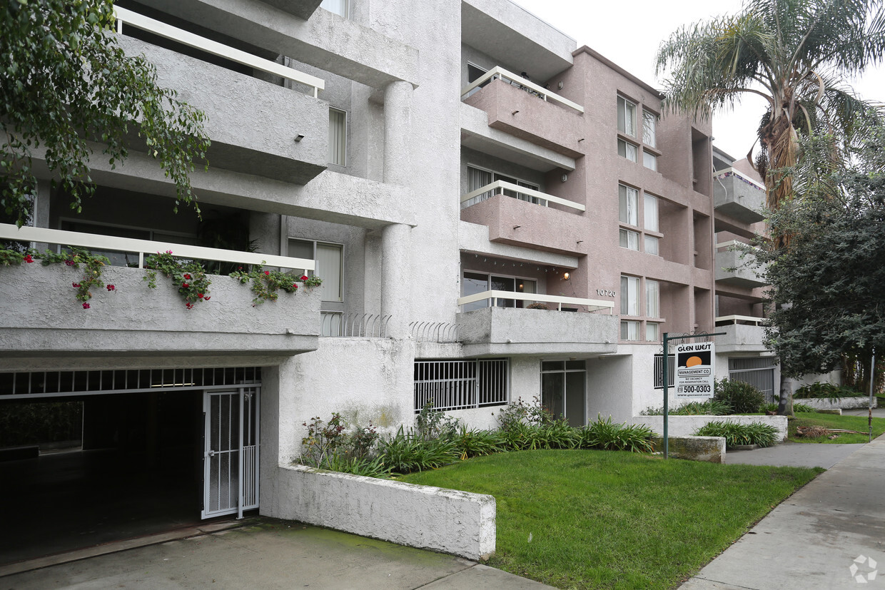 Building Photo - 10720 Palms Apartments