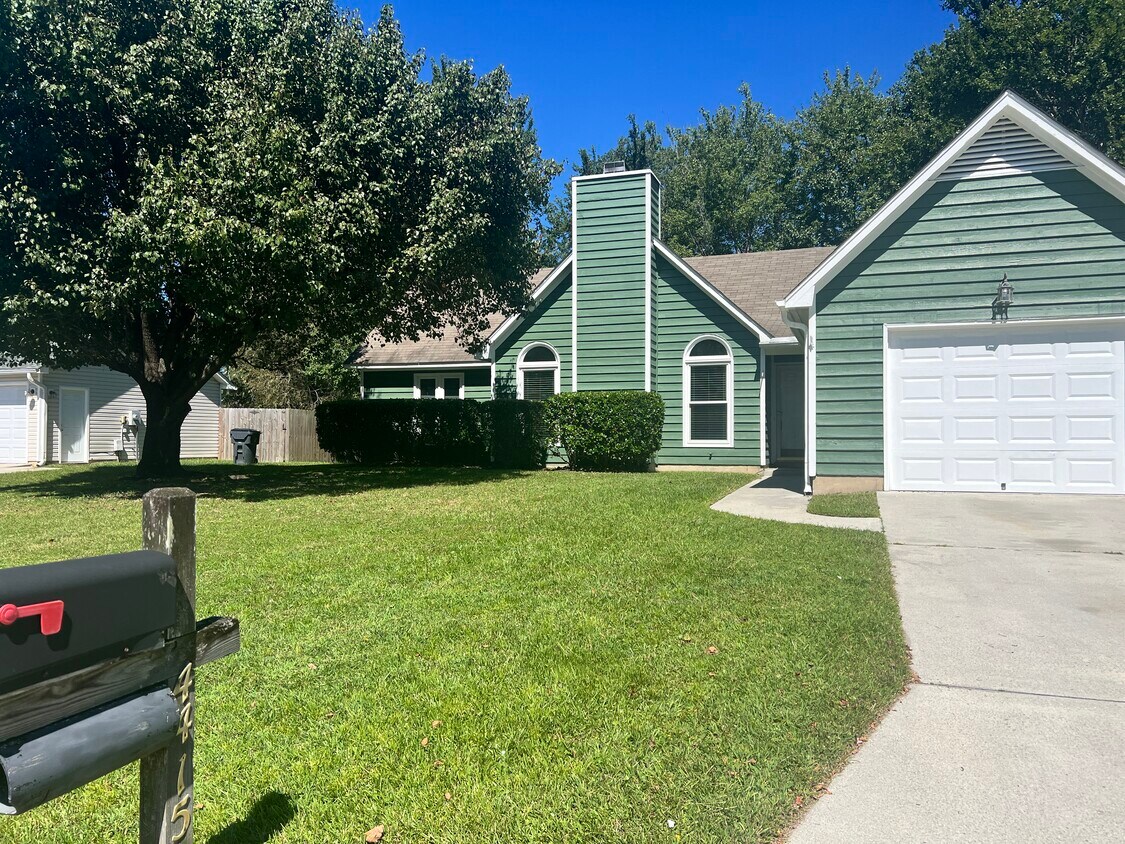Primary Photo - 4415 Bridgeport Dr