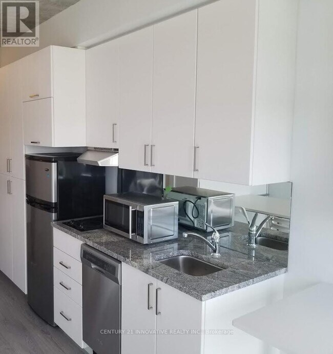 Photo du bâtiment - 1900 Simcoe St N