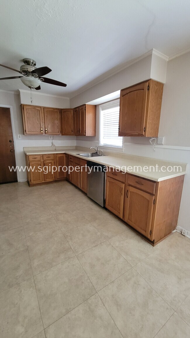 Building Photo - Huge corner lot in Westcliff