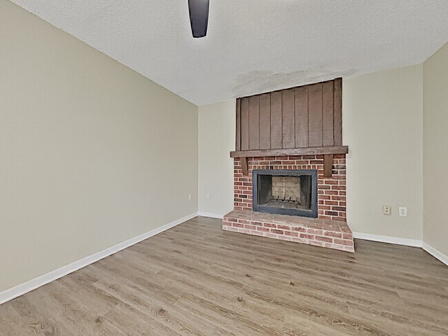 Building Photo - 3221 Knottypine Ave