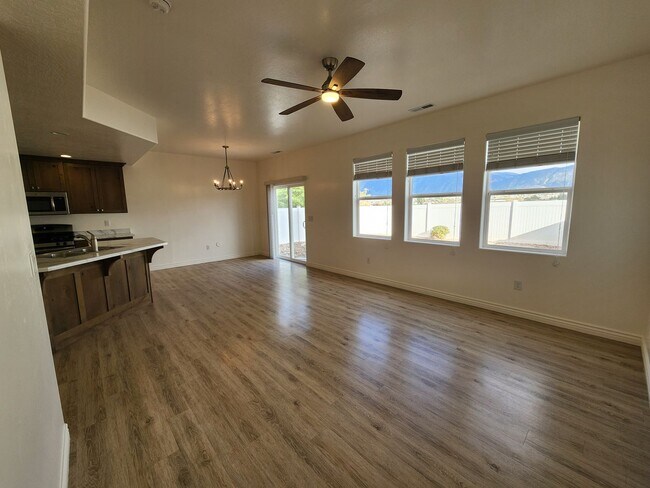 Foto del edificio - Adorable 3-Bedroom Townhome with 2-Car Gar...