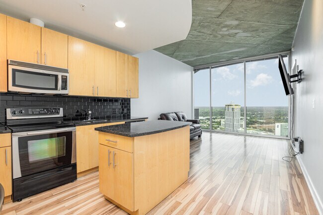 Área de estar principal - 210 N Church St