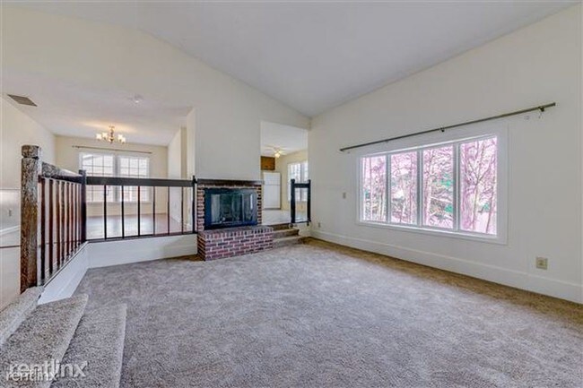 Building Photo - 17 Lakepoint Ct