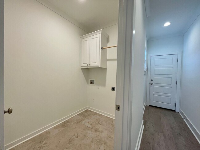 Foto del edificio - Beautiful 4 bedroom 3 bath home with high ...