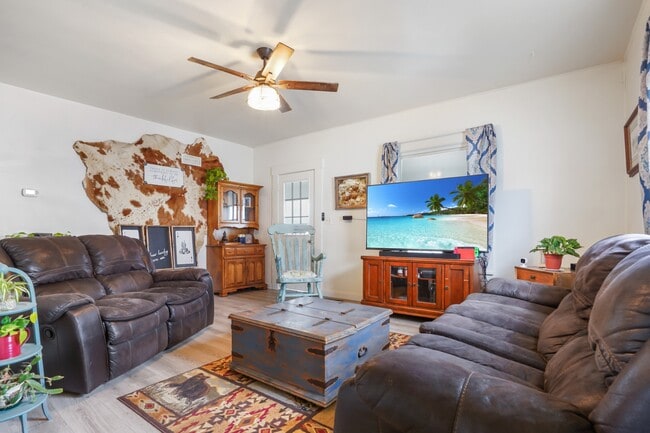 Building Photo - 1009 8th St