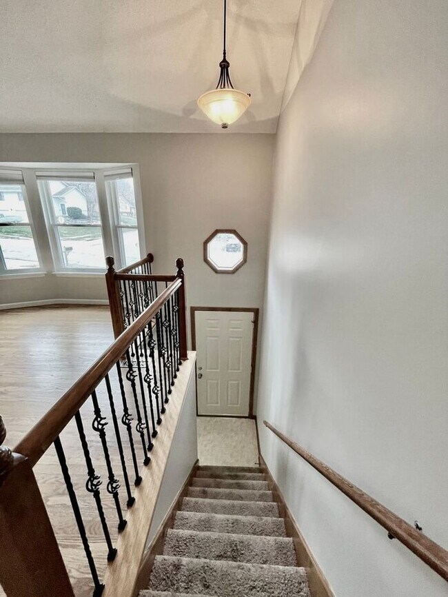 Building Photo - Spacious 3 Bedroom, 2 Bathroom Duplex Home...
