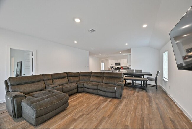 Foto del edificio - 1139 Hughes Crossing Dr