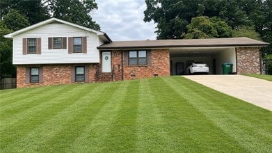 Building Photo - 886 Killian Hill Rd SW