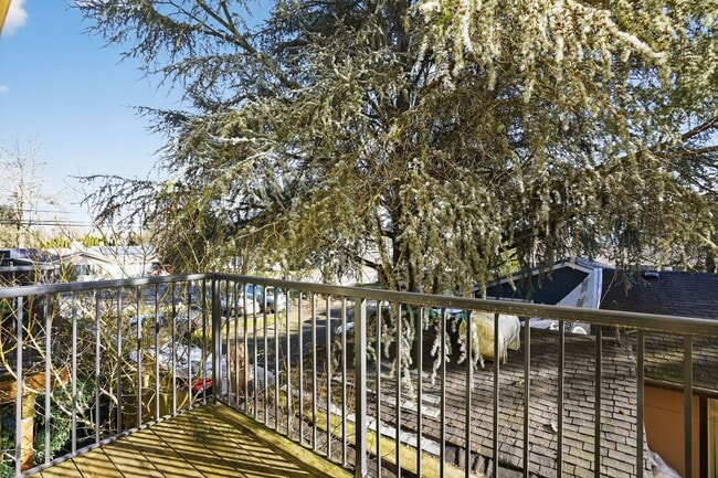 Building Photo - 148 SE 11th Pl