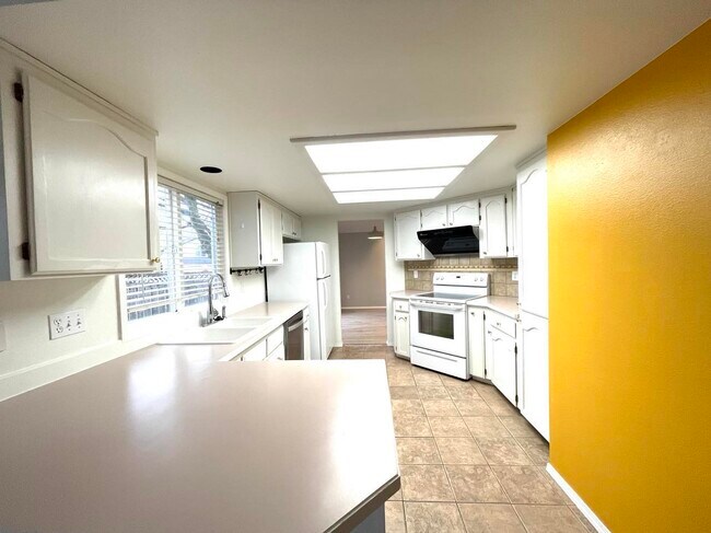 Building Photo - 885 SE 58th Ave