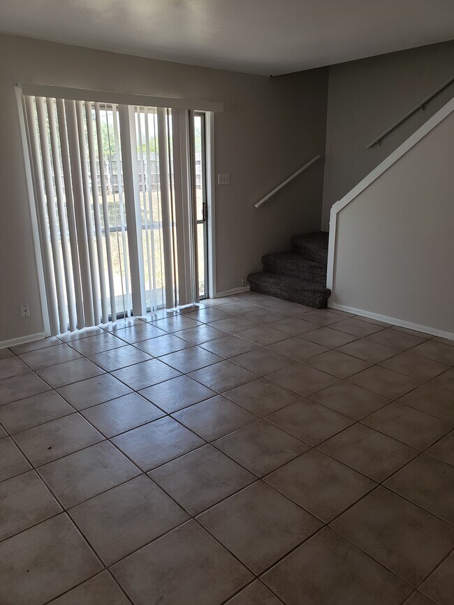 Foto del edificio - 6845 Rhine Dr