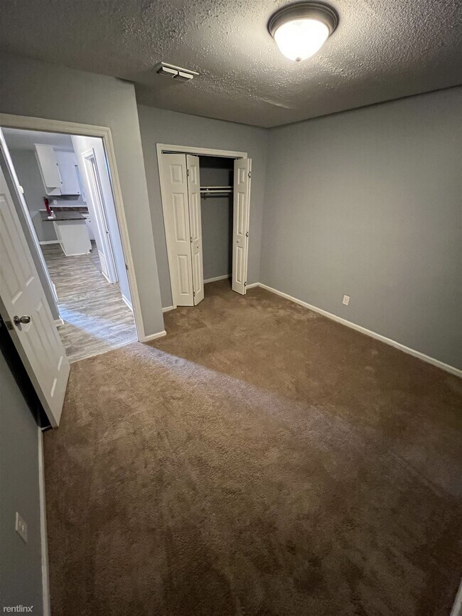 Foto del edificio - 2 br, 1 bath 4plex - 2406 Markwood Lane So...